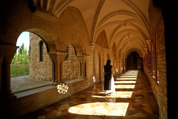 Monja paseando por el claustro del monasterio de Tulebras